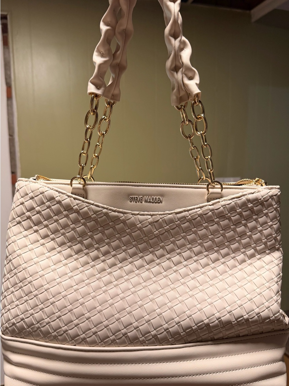 Steve Madden Cream Woven Shoulder Bag with Gold Chain Accents - Picture 2 of 4